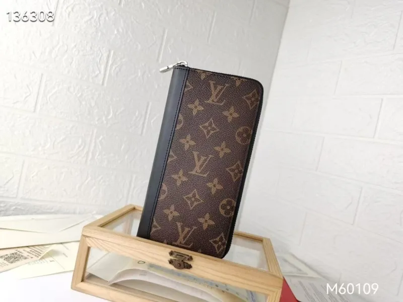 LV Wallets-1571