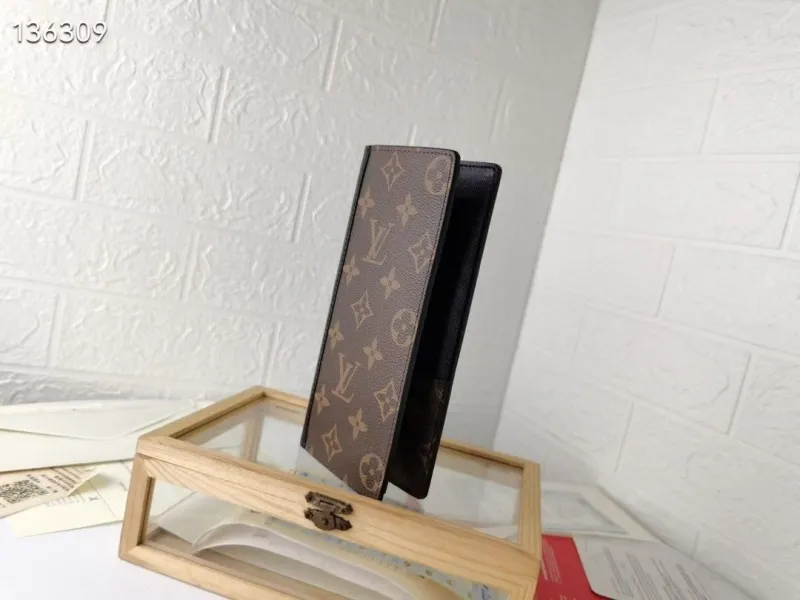 Alternative view of LV Wallets-1572