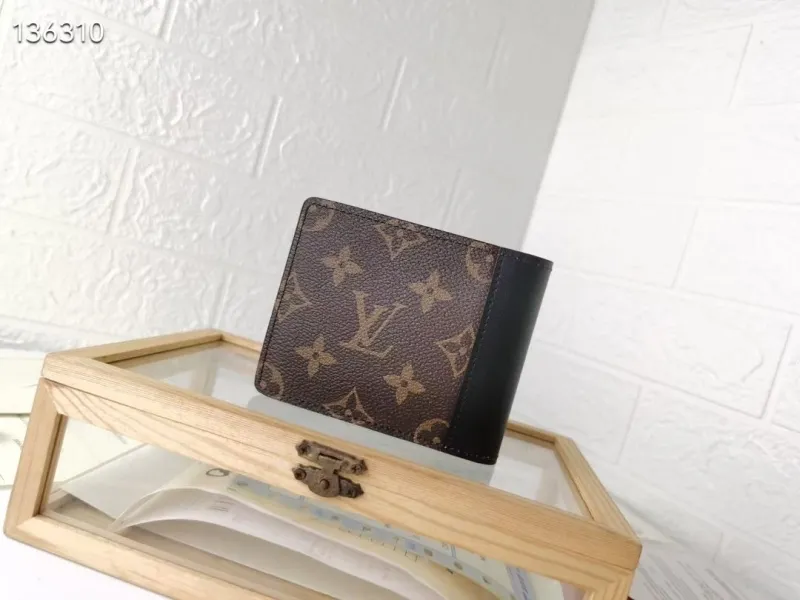 Alternative view of LV Wallets-1573