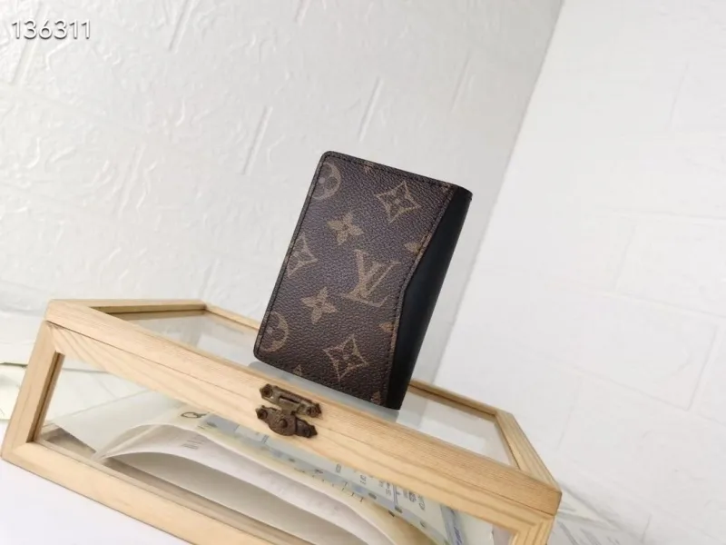 Alternative view of LV Wallets-1574
