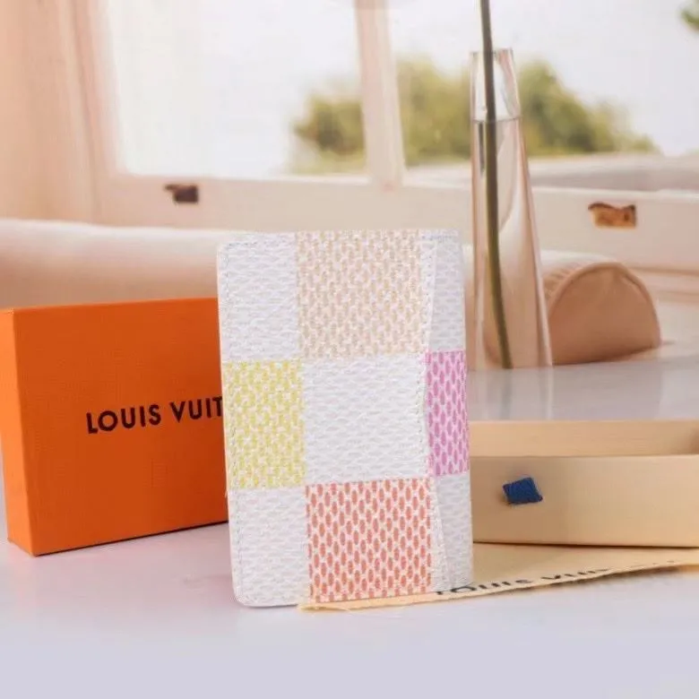 Alternative view of LV Wallets-1579