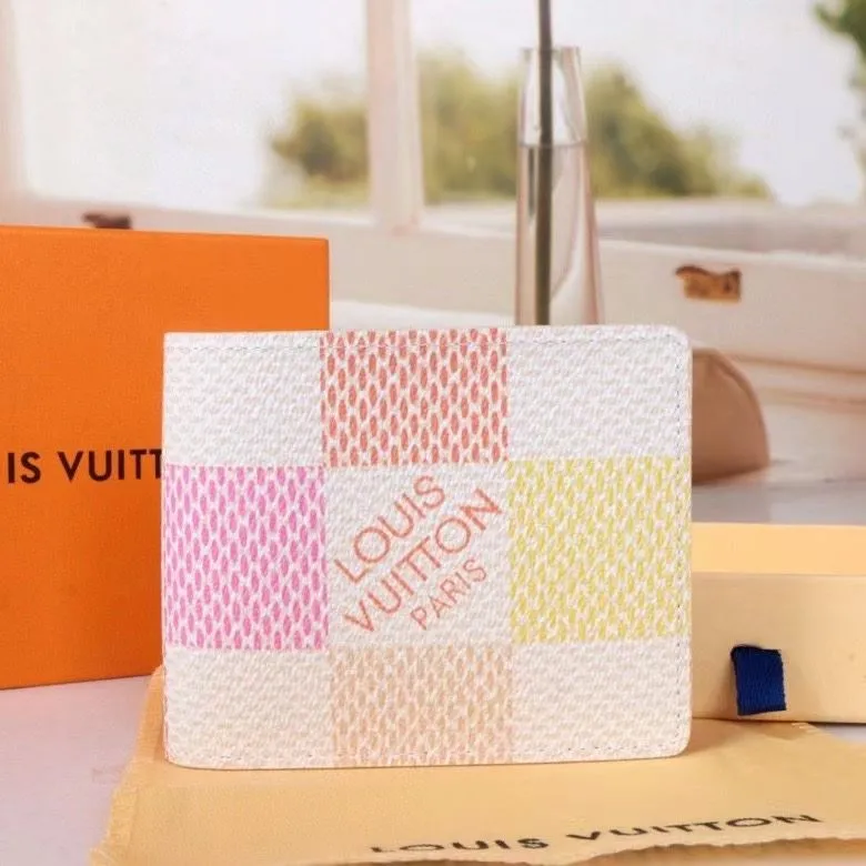 Alternative view of LV Wallets-1580