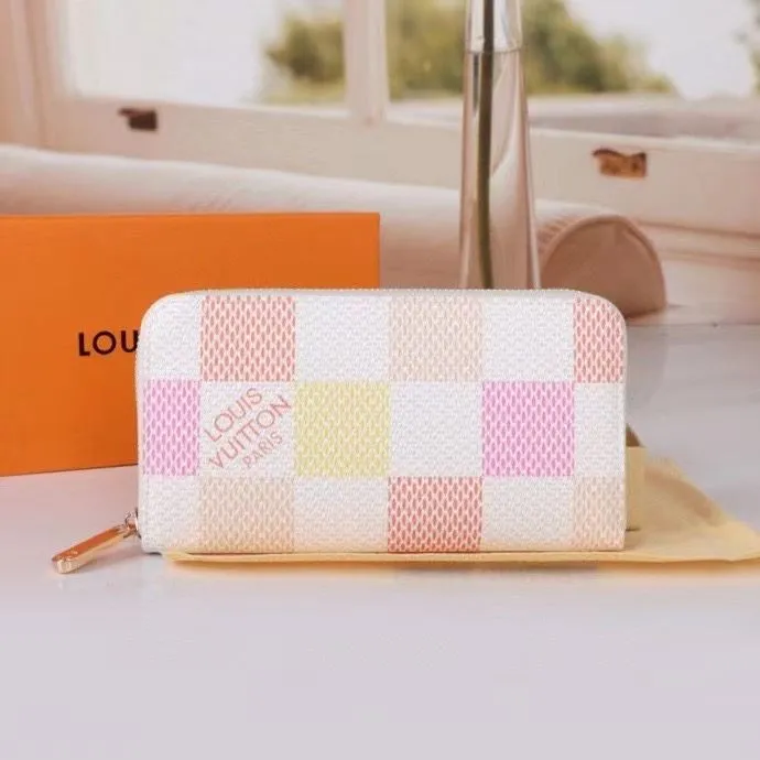 Alternative view of LV Wallets-1581
