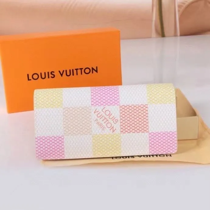 Alternative view of LV Wallets-1582