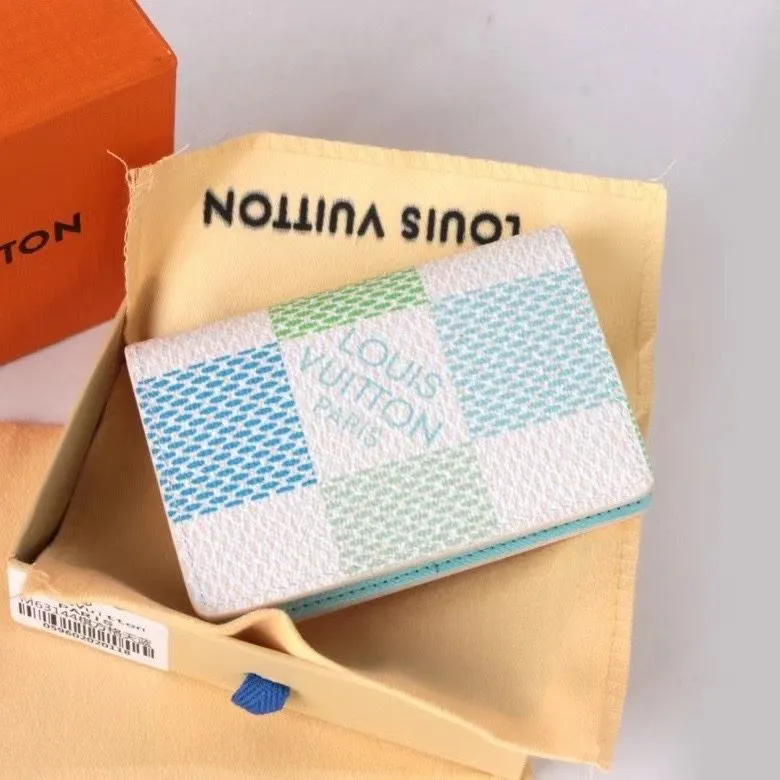 Alternative view of LV Wallets-1583