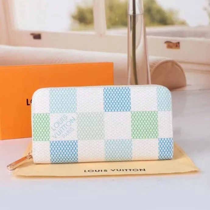 Alternative view of LV Wallets-1585