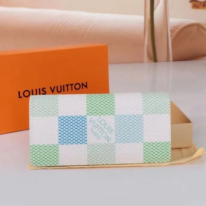 Alternative view of LV Wallets-1586