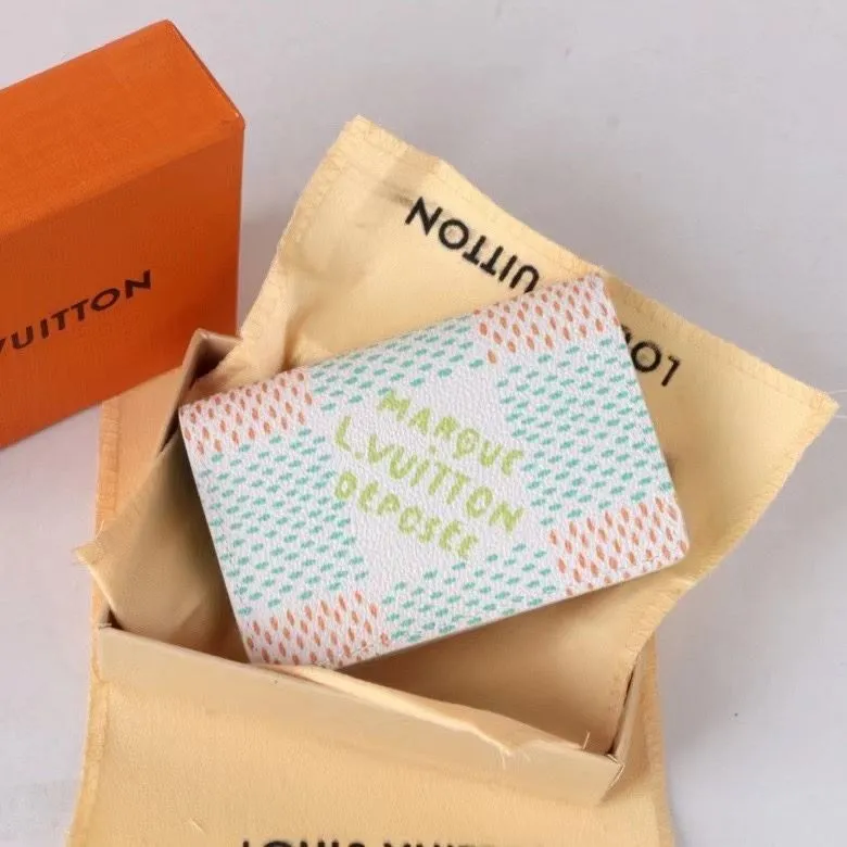 Alternative view of LV Wallets-1587