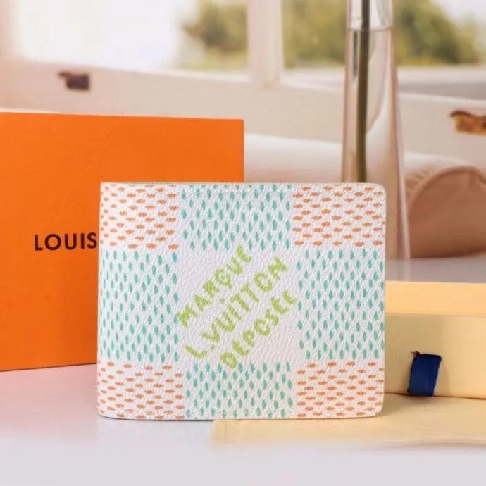 Alternative view of LV Wallets-1588
