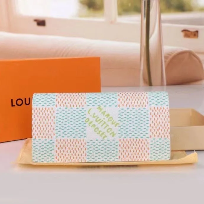 Alternative view of LV Wallets-1590