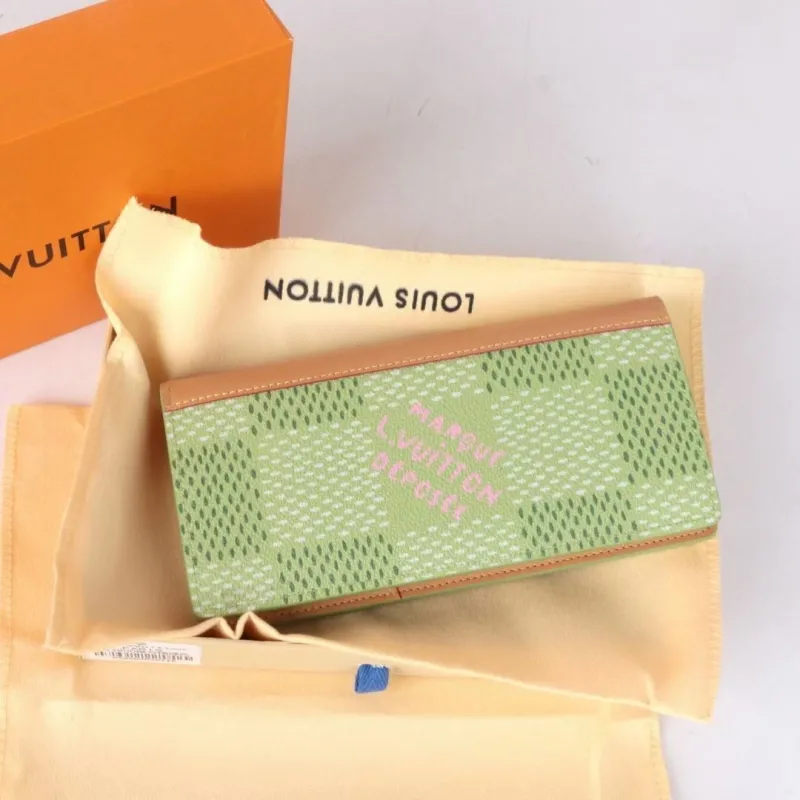 LV Wallets-1591