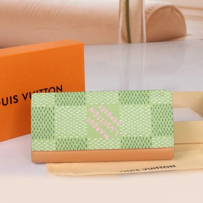 Alternative view of LV Wallets-1591