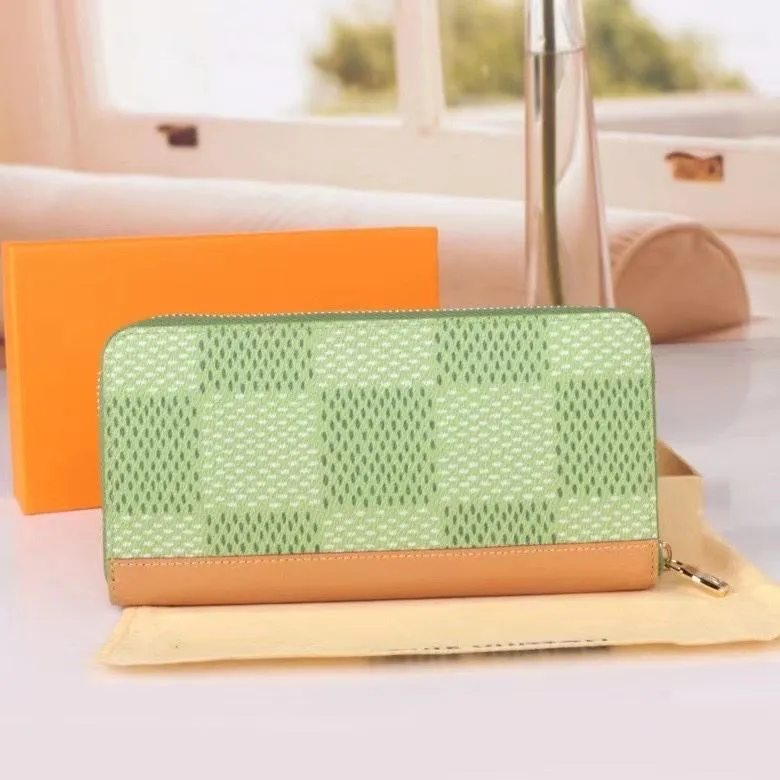 Alternative view of LV Wallets-1592