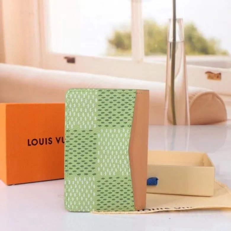 Alternative view of LV Wallets-1594
