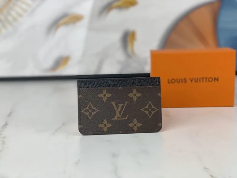 Alternative view of LV Wallets-1610