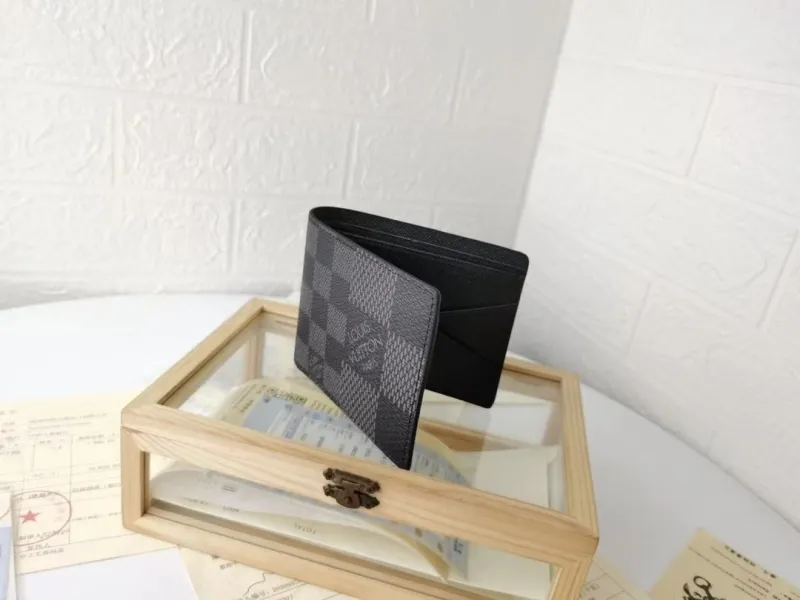 Alternative view of LV Wallets-1611
