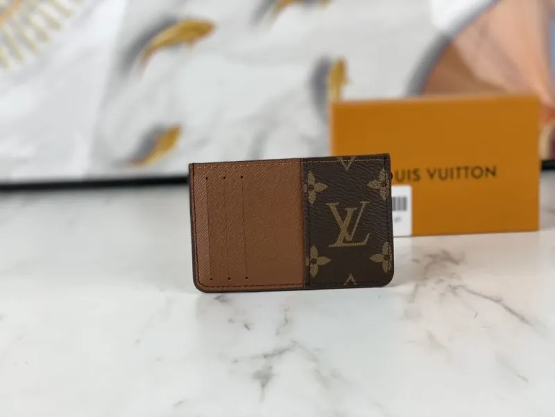 Alternative view of LV Wallets-1623