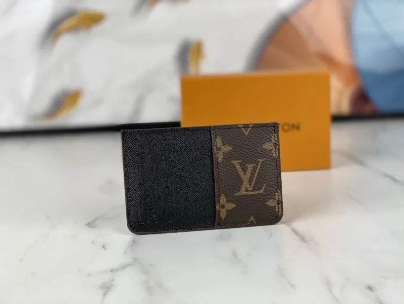 Alternative view of LV Wallets-1624