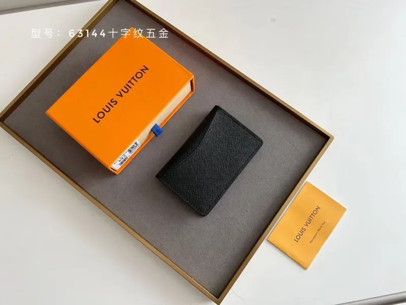 Alternative view of LV Wallets-1636