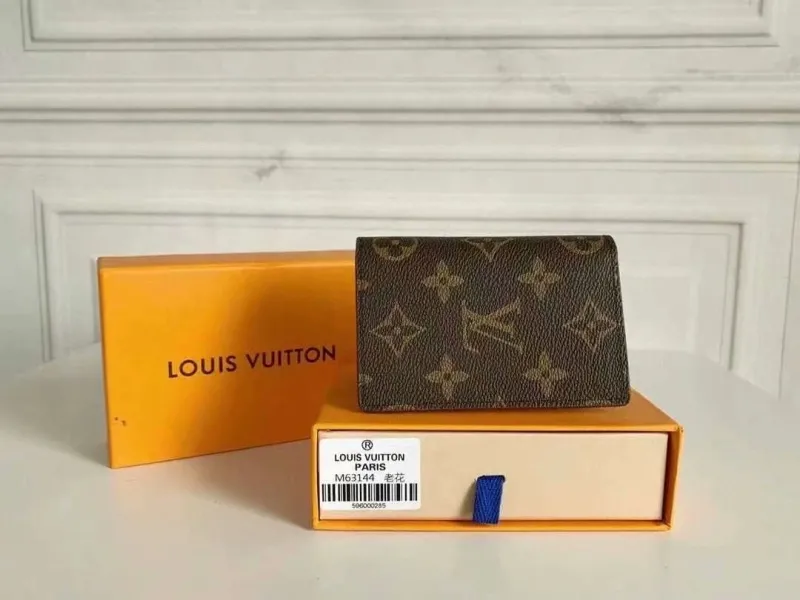Alternative view of LV Wallets-1637