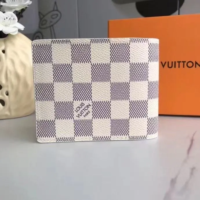 Alternative view of LV Wallets-1644