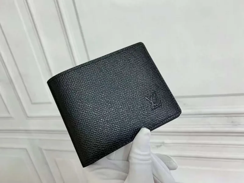 Alternative view of LV Wallets-1646