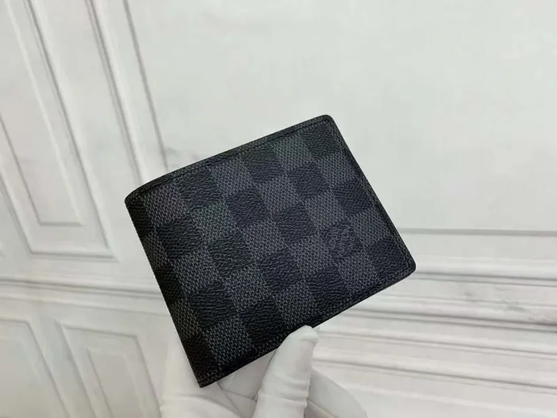 Alternative view of LV Wallets-1648
