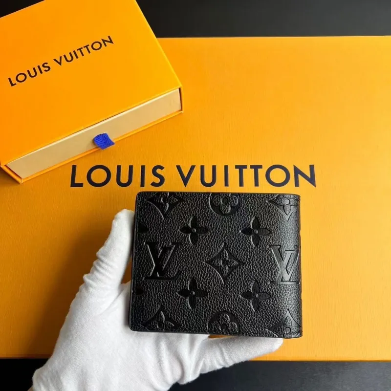 Alternative view of LV Wallets-1652