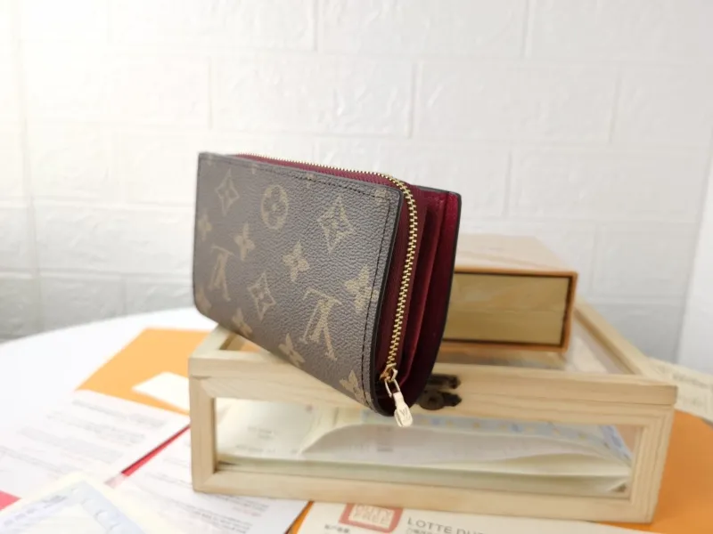 Alternative view of LV Wallets-1657