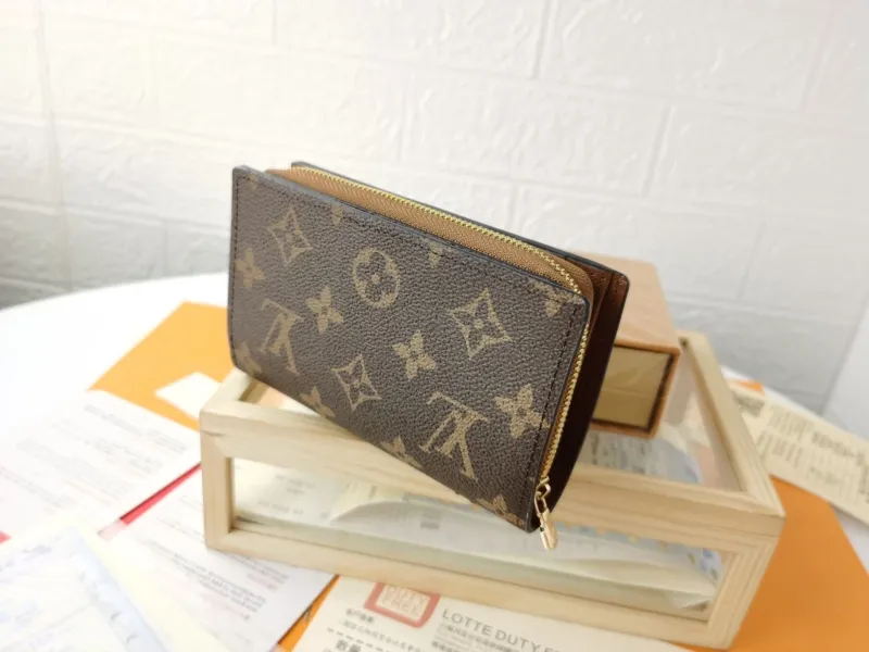Alternative view of LV Wallets-1658
