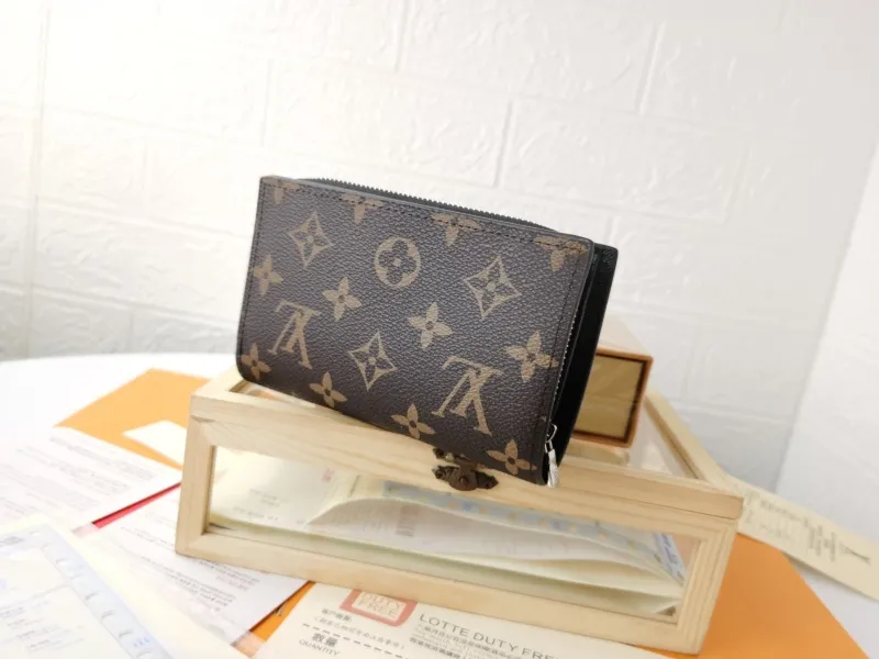 Alternative view of LV Wallets-1659