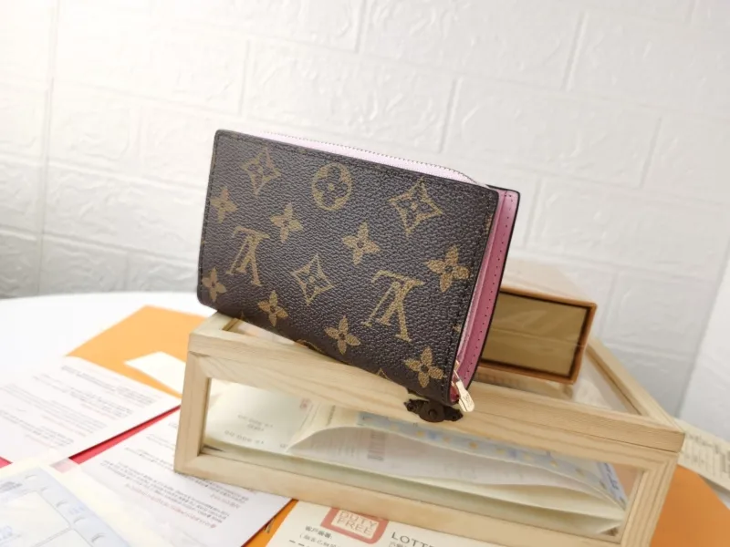 Alternative view of LV Wallets-1660
