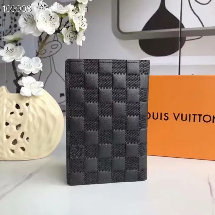 Alternative view of LV Wallets-1668