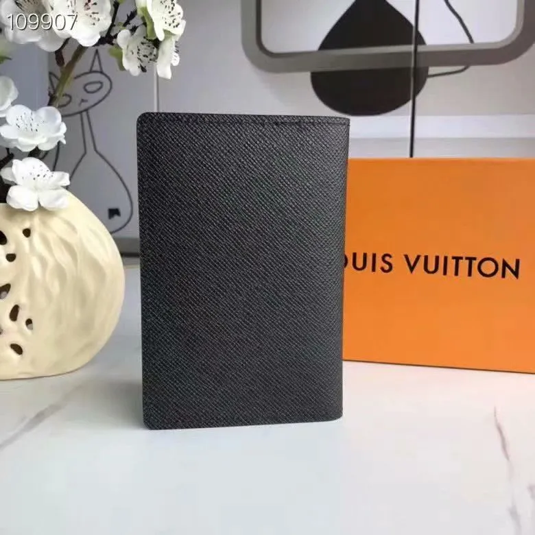 Alternative view of LV Wallets-1669