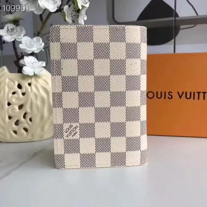 Alternative view of LV Wallets-1671
