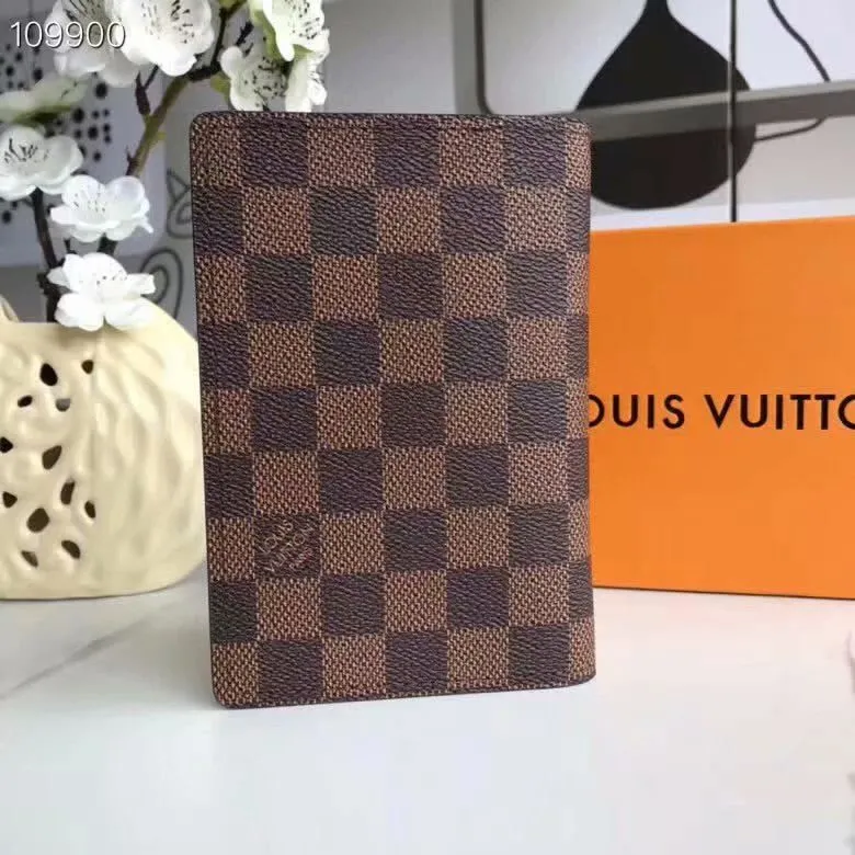 Alternative view of LV Wallets-1672