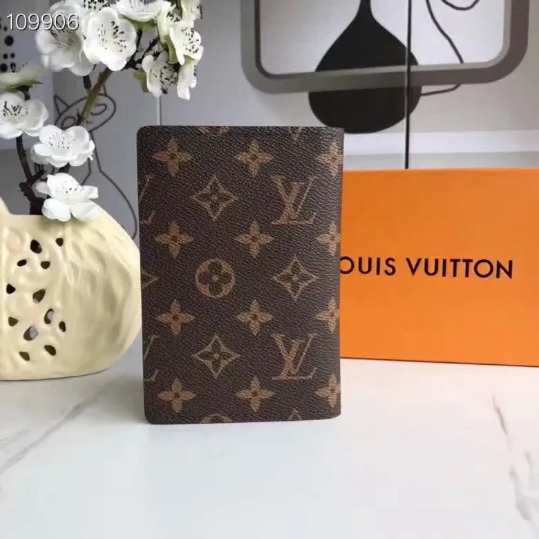 Alternative view of LV Wallets-1673