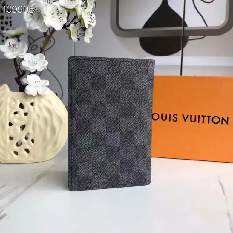 Alternative view of LV Wallets-1674