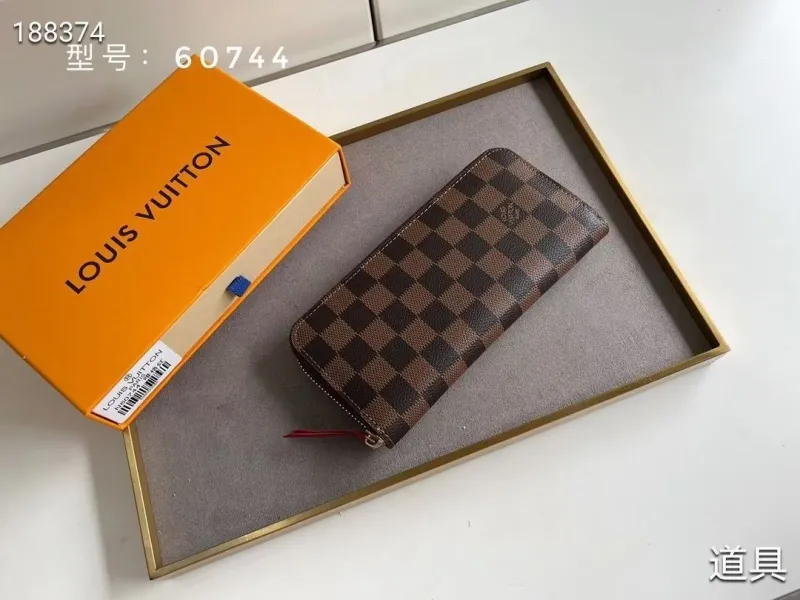 LV Wallets-1675