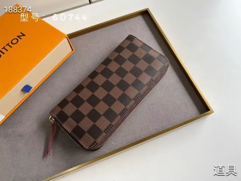 Alternative view of LV Wallets-1675