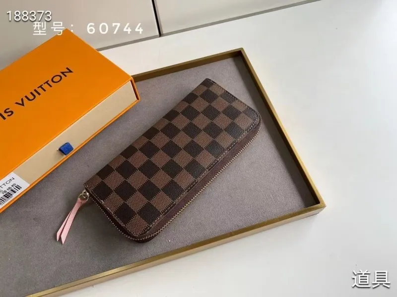 Alternative view of LV Wallets-1676