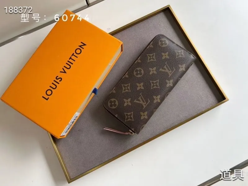 LV Wallets-1677