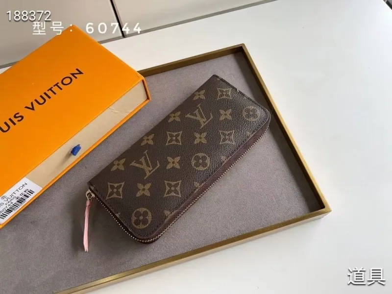 Alternative view of LV Wallets-1677