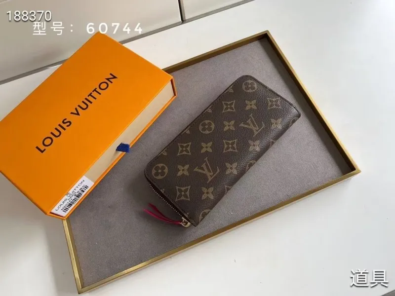LV Wallets-1678
