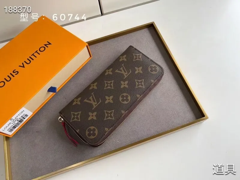 Alternative view of LV Wallets-1678