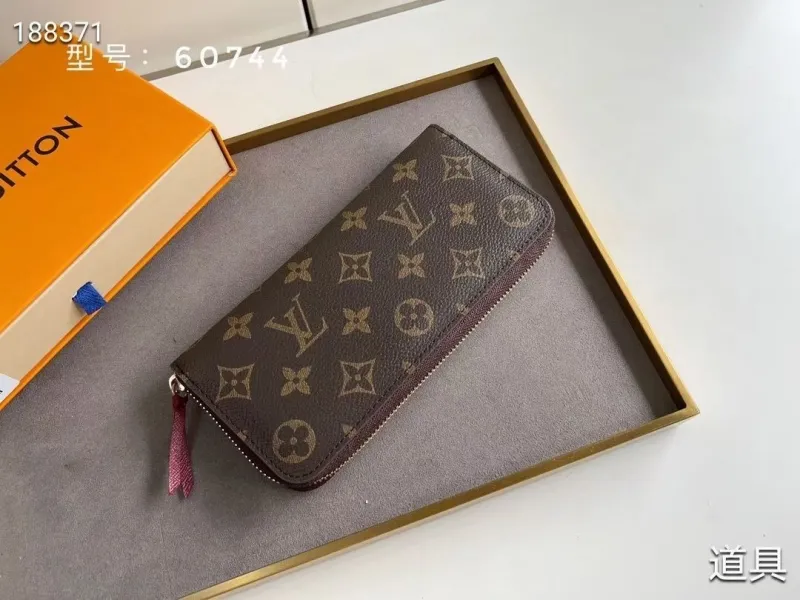 Alternative view of LV Wallets-1679