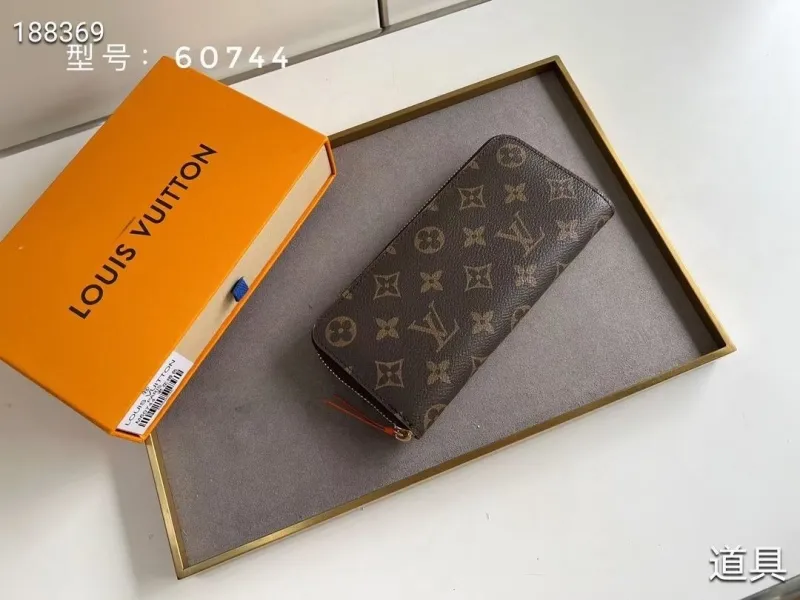 LV Wallets-1680