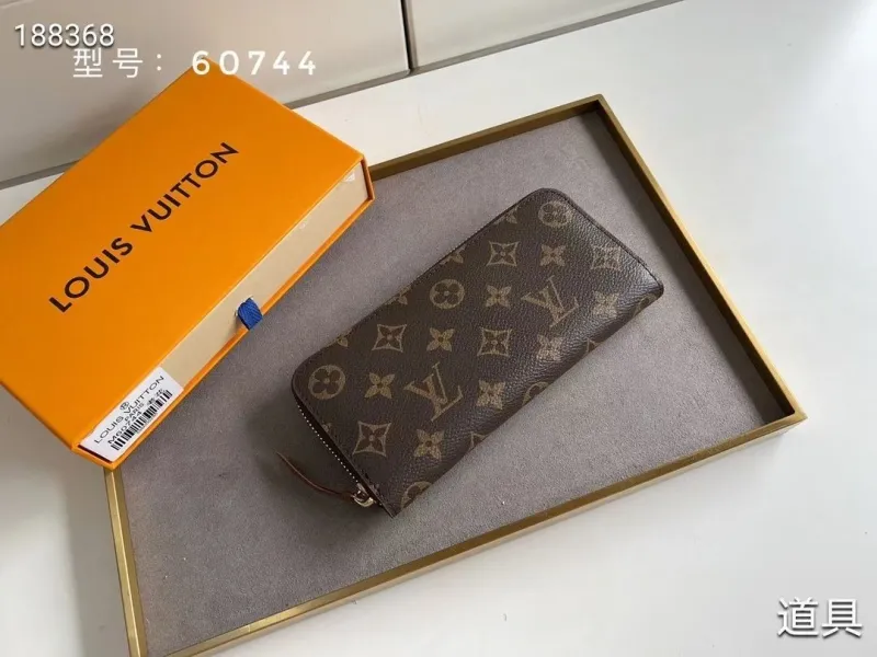 LV Wallets-1681