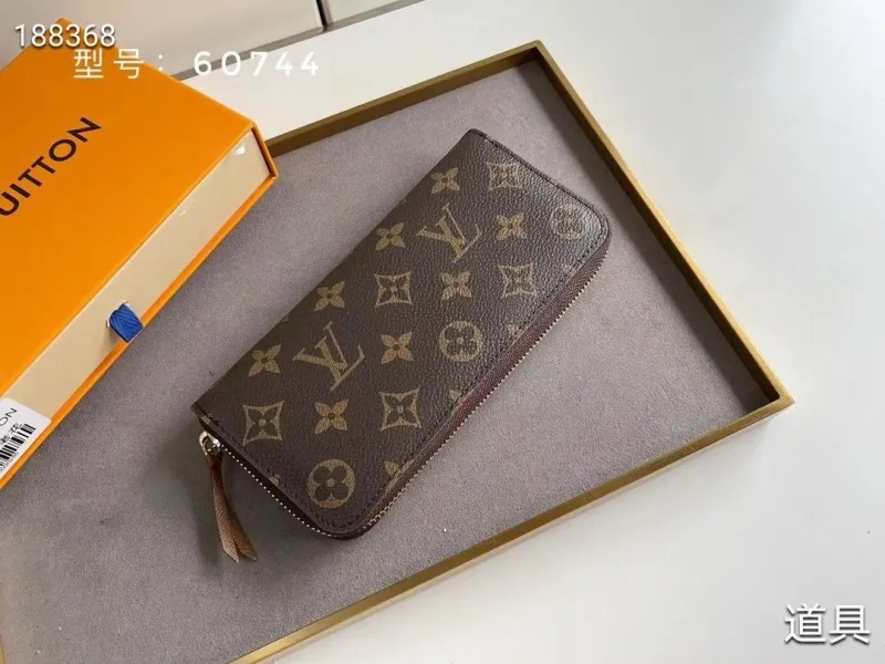 Alternative view of LV Wallets-1681