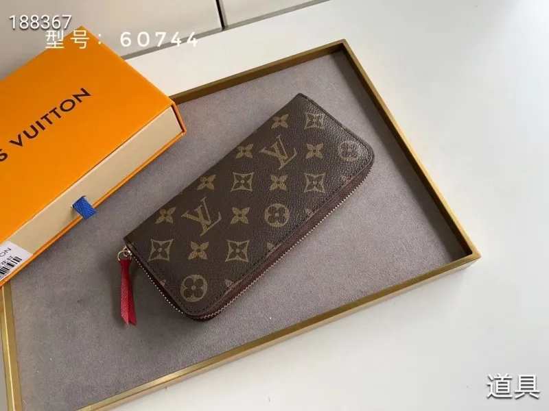 Alternative view of LV Wallets-1682